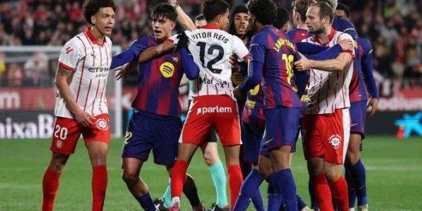 随着巴萨1-2爆冷，遭遇皇马超越，西甲最新积分榜：皇马登顶！