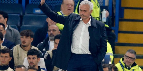 穆帅重返切尔西全场起立鼓掌 致敬之余霸气化解客队球迷嘘声