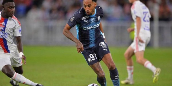 朗斯主场迎战马赛，争夺法甲榜首，主场防守强、反击高效，有望打破马赛不败金身。